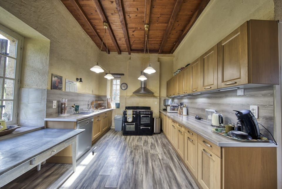 (35.8m2) Fully equipped to cook up a storm! Dishwasher, gas stove, kettle, coffee machine, Senseo, large American fridge freezer and ice maker, microwave, large table, access to south facing terrace