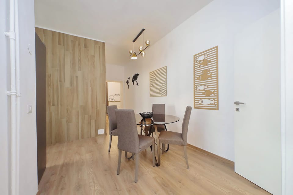 living room, with table and 4 seats