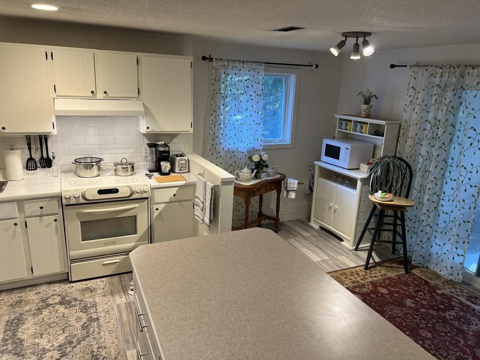 Fully equipped kitchen.