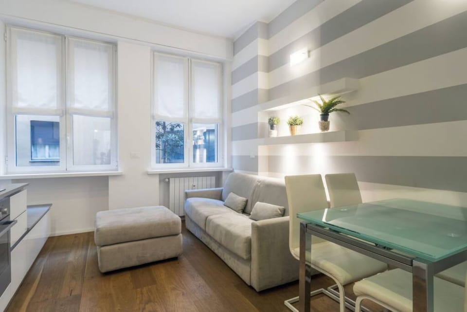 Easylife - San Babila - Elegant and refined apartment in the heart of the city Apartment in Milan