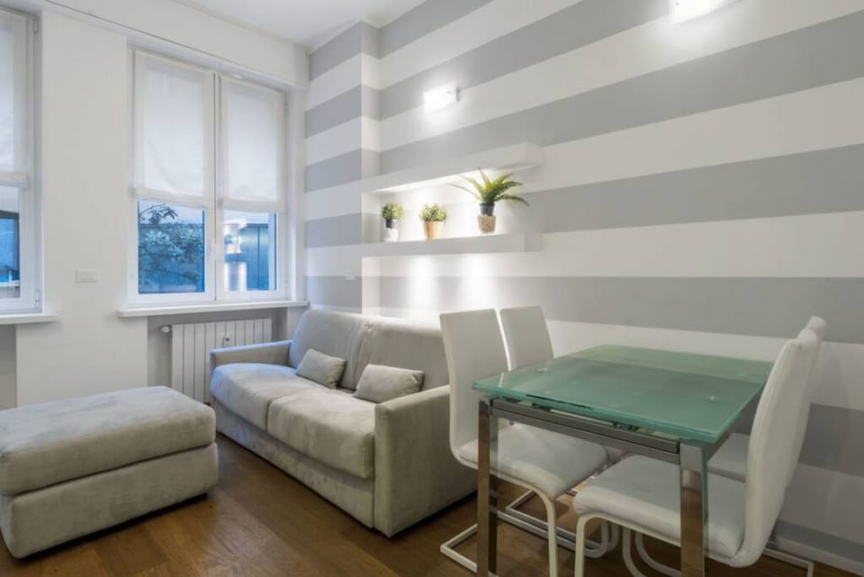 Easylife - San Babila - Elegant and refined apartment in the heart of the city Apartment in Milan
