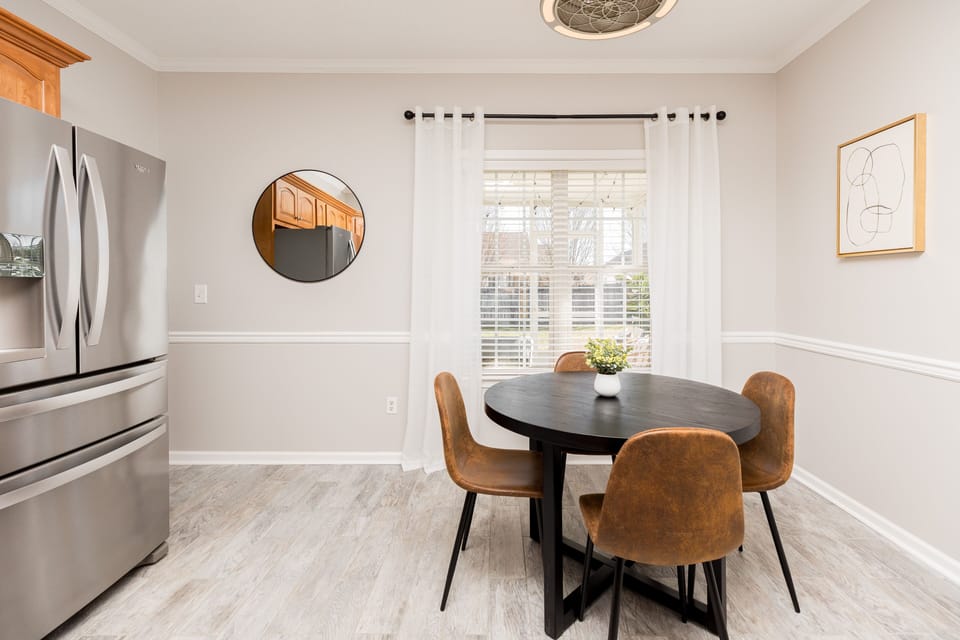 Kitchen / Dining Room Combo [Dining Table seats 4 - Bar seats 2]