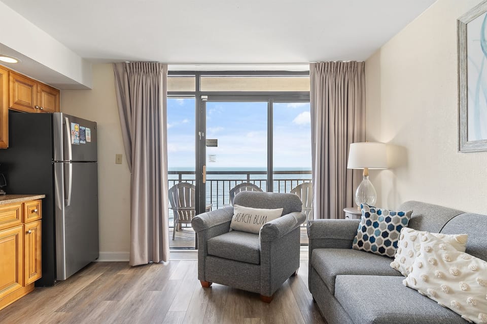 Direct Oceanfront, Beautifully Decorated