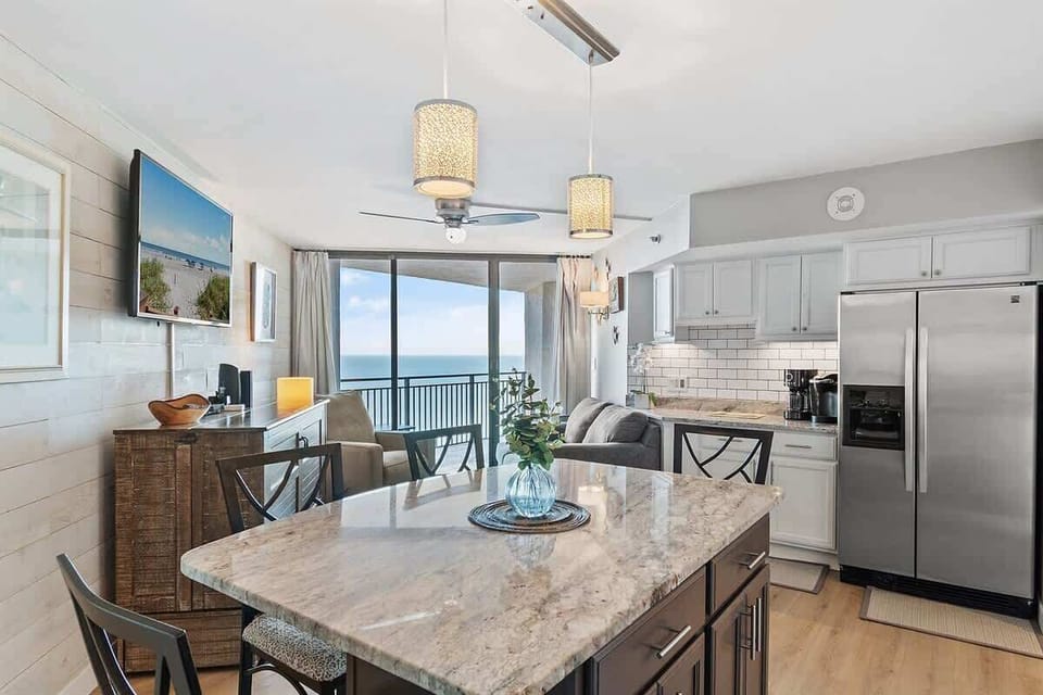 Large Family Room with Views of the Ocean!