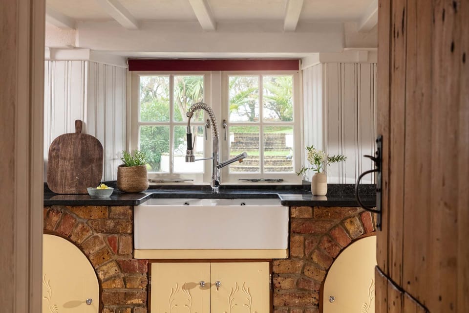 Kitchen at Ellenglaze, Holywell Bay, Cornwall, self catering with Beach Retreats.