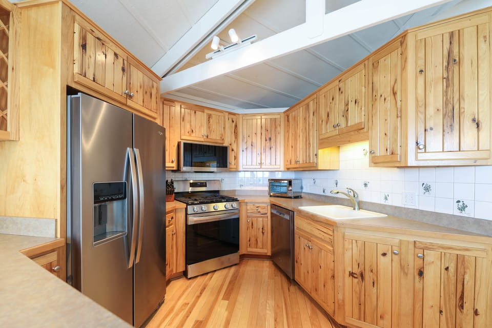 Fully equipped kitchen with all NEW appliances