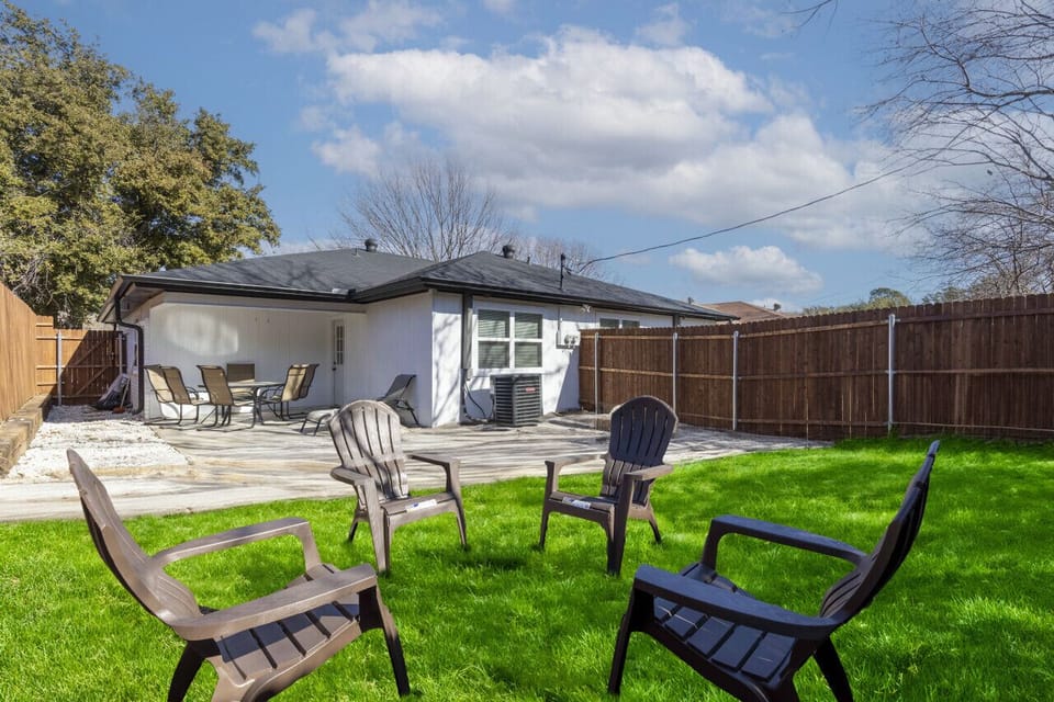 Indulge in the perfect getaway at this charming vacation home. Surrounded by nature and equipped with everything you need for a comfortable stay, you`ll make memories and have a good time