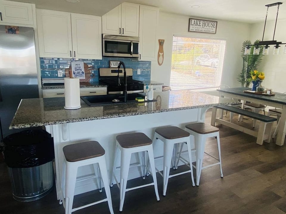 Kitchen bar top (seats 4)