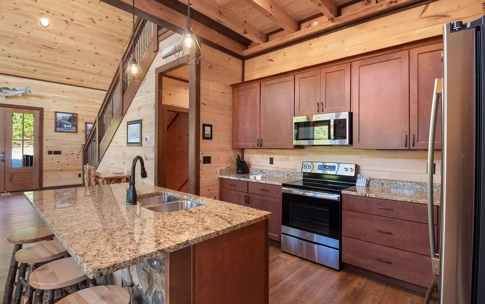 Misty Shadows' fully equipped kitchen