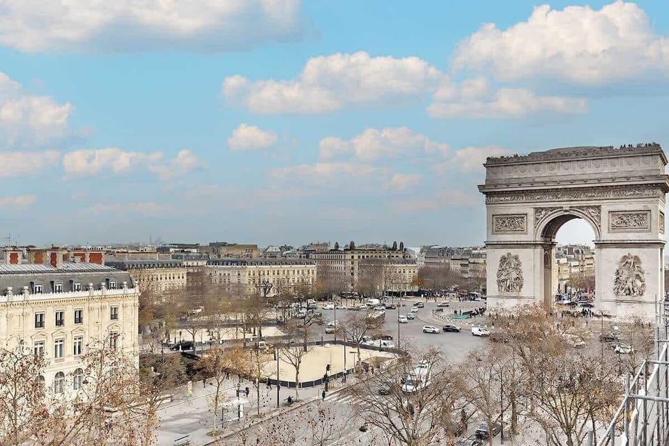 balcon avec vue sur l'Arc de Triomphe