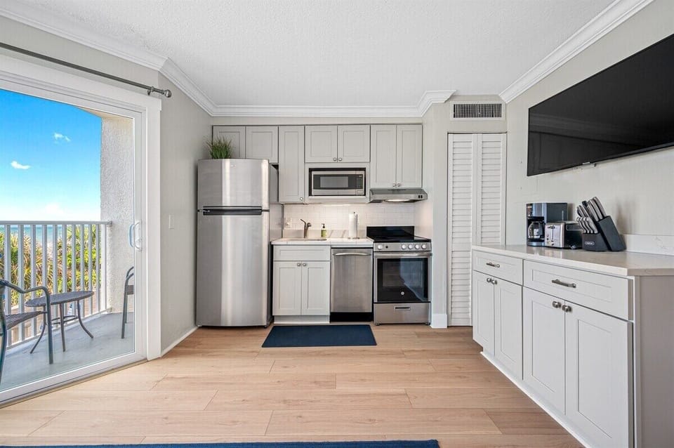 Full Kitchen (Stove/Oven, Fridge, Dishwasher, Microwave, Coffee maker, etc.).