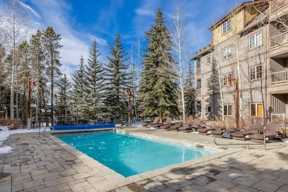 Shared Heated outdoor pool, very comfortable year round