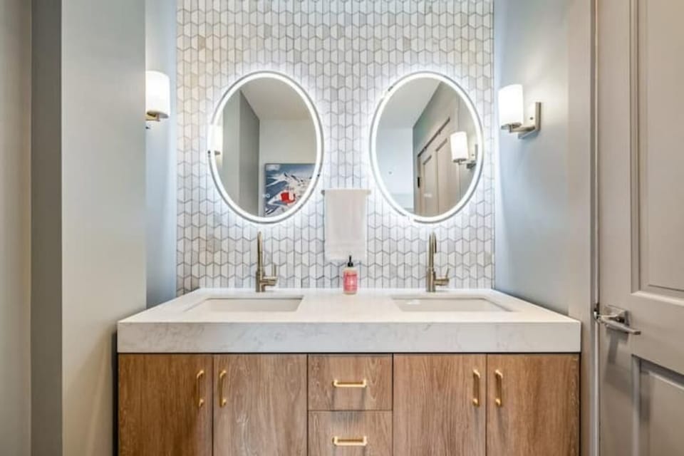 King Bedroom 1 ensuite bathroom