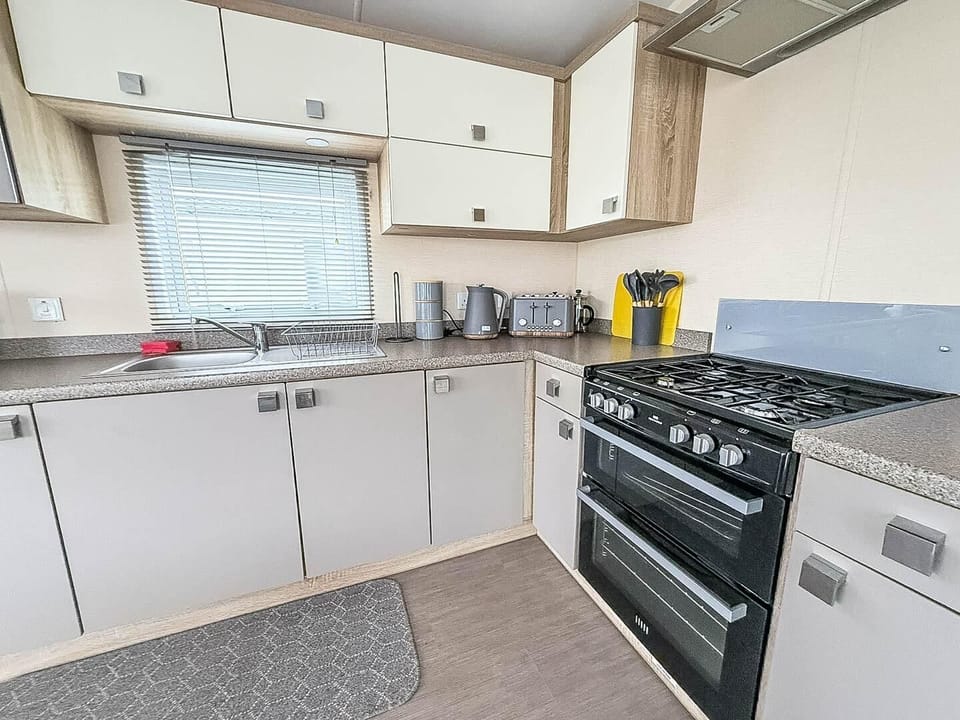 Pakefield Holiday Park is the perfect destination for short stays and last-minute family holidays, offering cosy bedrooms in a caravan just minutes from Lowestoft beach in Lowestoft, Suffolk.