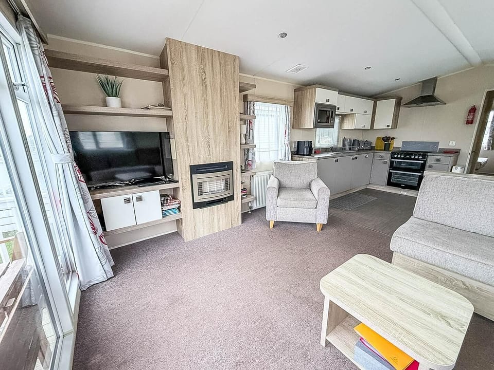 Enjoy the freedom of a static caravan holiday at Pakefield Holiday Park, located in the heart of Pakefield, Suffolk, UK, with easy access to the scenic Suffolk coast.