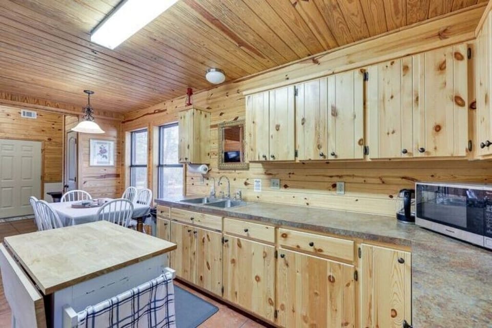 Main Cabin - Kitchen and Dining