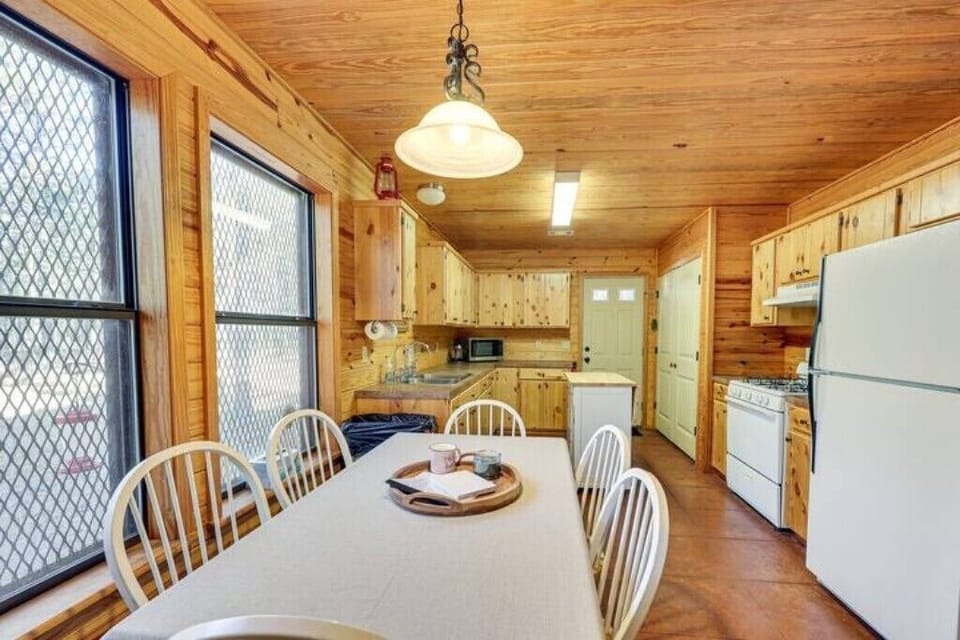 Main Cabin - Kitchen