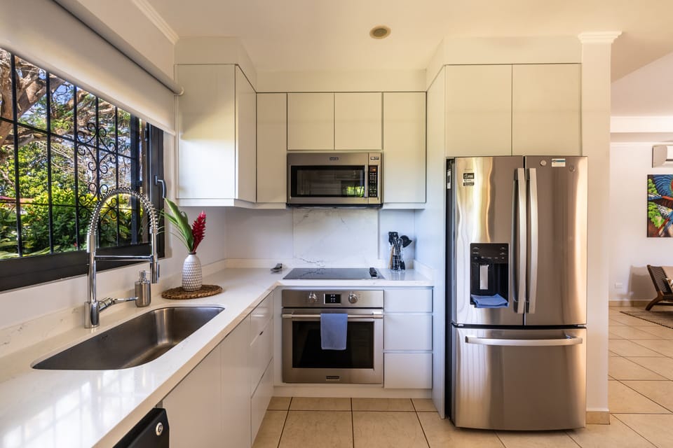 Fully equipped kitchen.