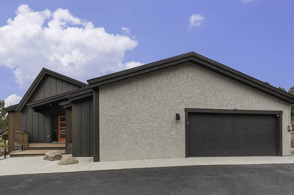 Access to the 2 car garage.