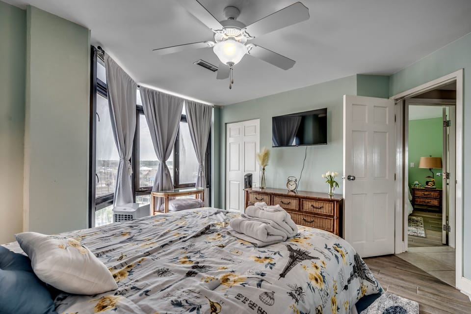 Bedroom 3 with queen bed