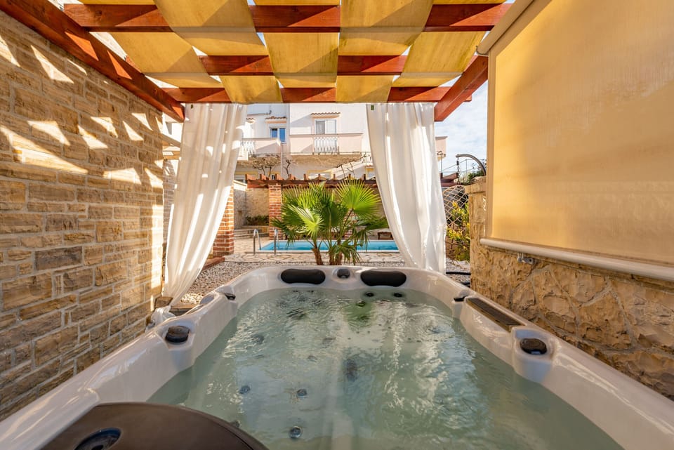 Outdoor spa tub