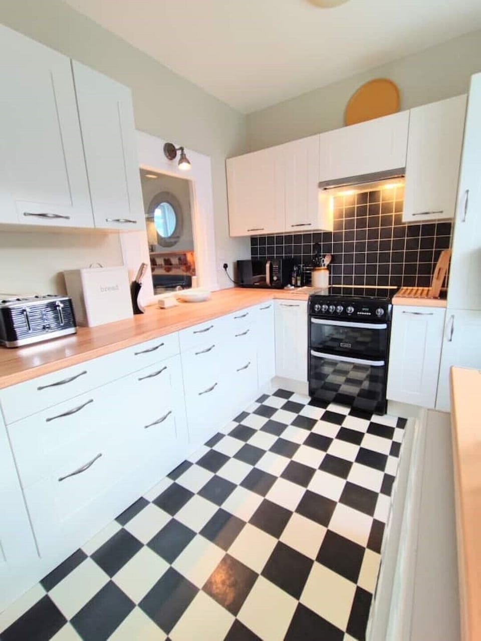 Spacious Kitchen with gas oven and hob.