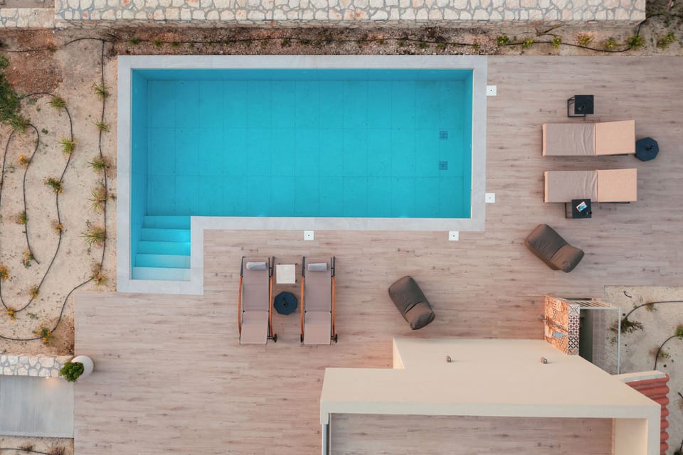 The 36 sq m pool with steps ( no ladder)