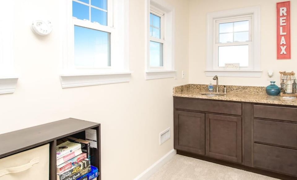 Wet Bar in Top Floor Crows Nest