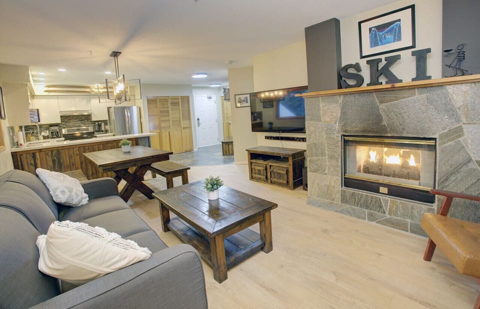 Everything you need is here! 2 bedrooms, open plan living, a cute patio with BBQ and a warm gas fireplace! Not to mention the fully equipped kitchen! What more could you need to have the best holiday?!