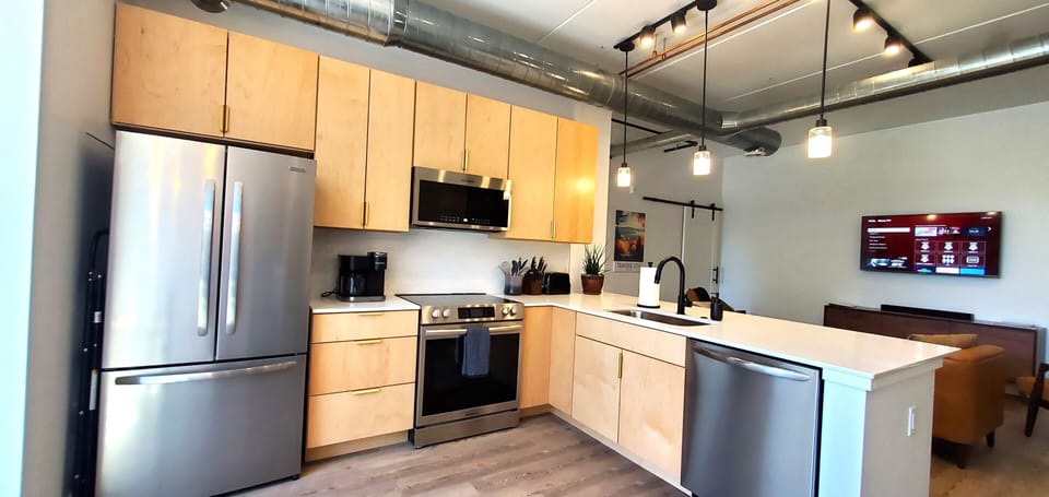 Kitchen features full-size appliances (fridge, oven, microwave, dishwasher).
