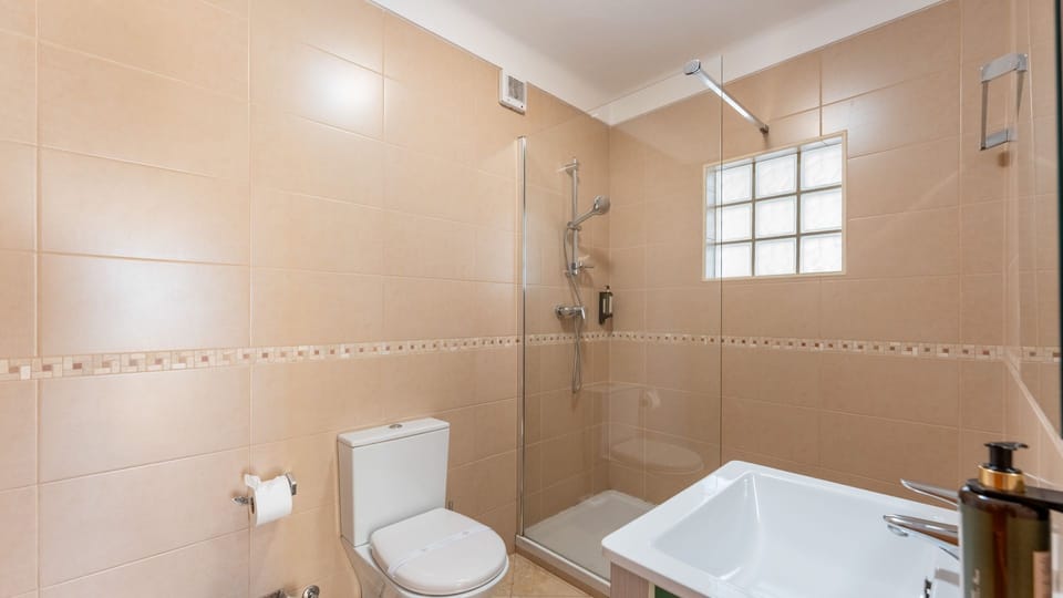 This inviting second bathroom provides a clean, private space with a refreshing walk-in shower and contemporary fixtures.
#Bathroom #GuestBath #LovelyStay