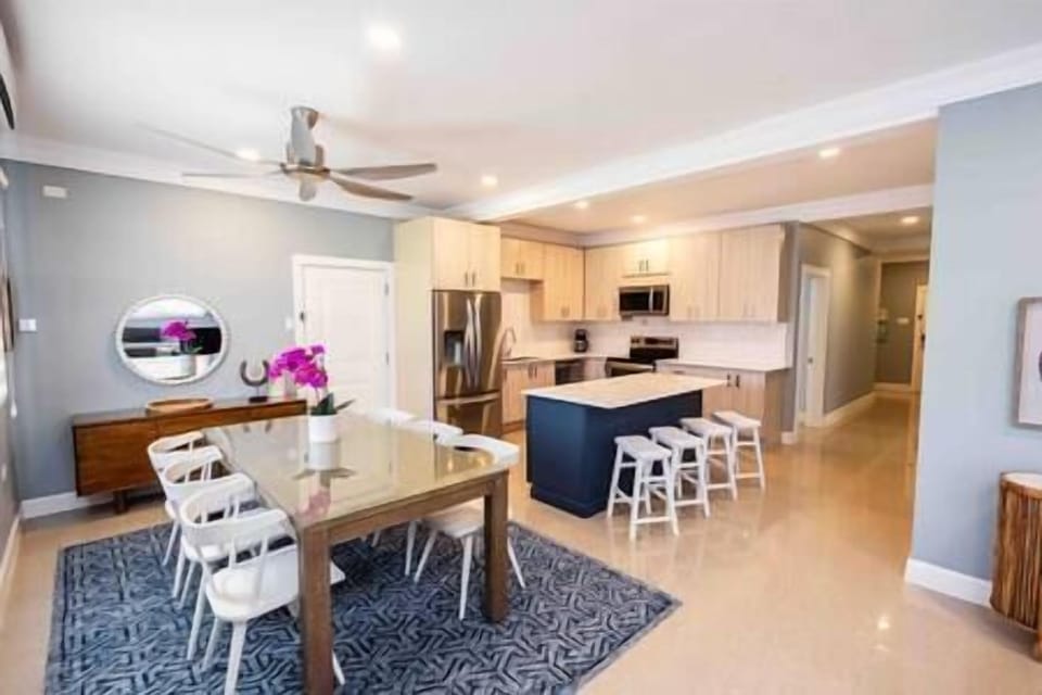 Dining space seats 6