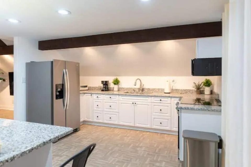 Fully equipped kitchen. Enough to create your favorite recipe. 