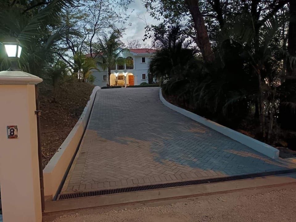 VILLA PAVER DRIVEWAY JUST COMPLETED