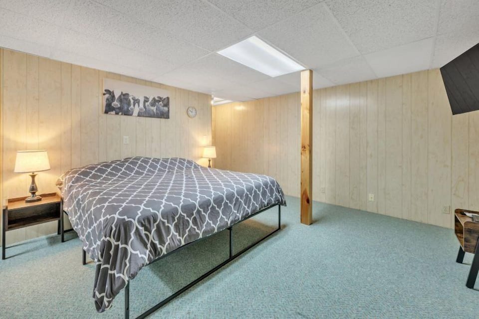 Descend to our versatile downstairs bedroom, where coziness meets functionality. In addition to the king-size bed, this room showcases a comfortable futon, perfect for additional guests or lounging. 