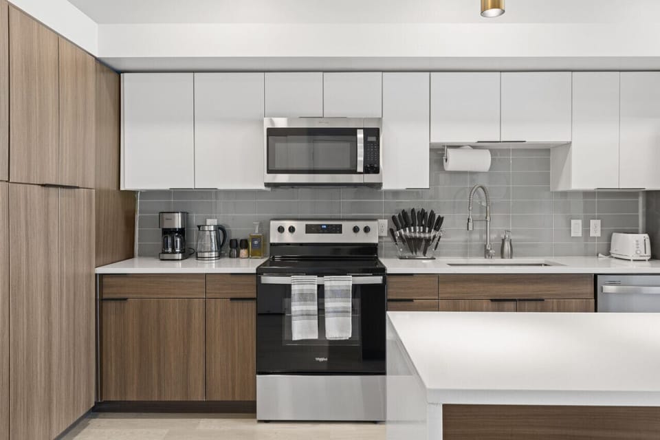 Fully stocked kitchen with all that you need. Pots, pans, bakeware, salt +pepper, and olive oil!!