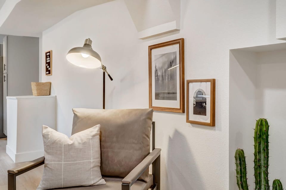 Little details, big ambiance. Discover a carefully curated space where every corner adds to the charm.