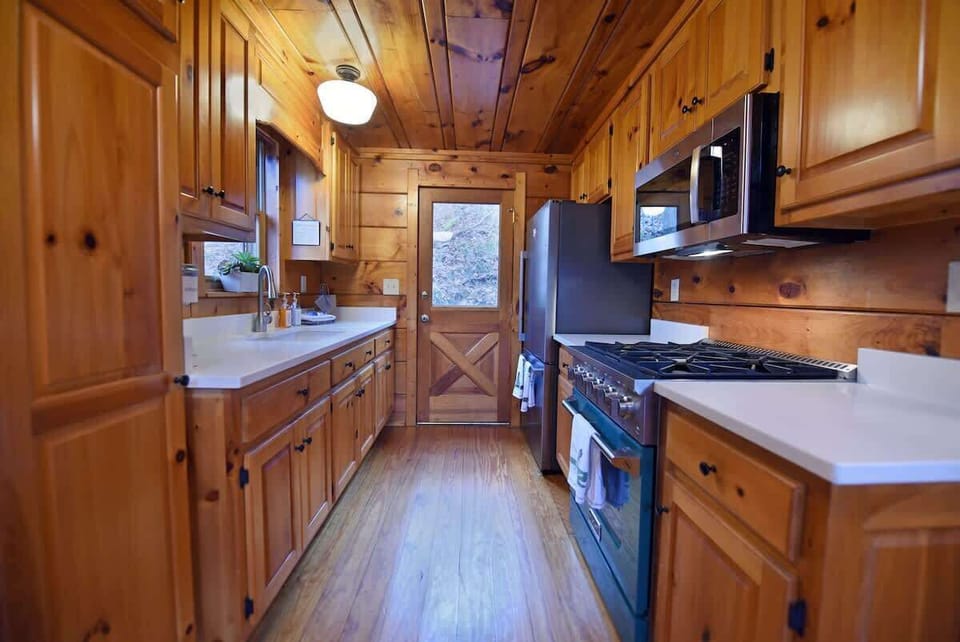 Fully appointed kitchen with Keurig and Coffee Pot - Coffee provided