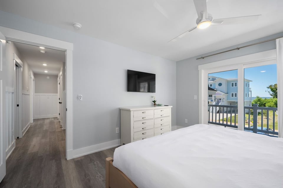 King En Suite with Second Level Deck Access