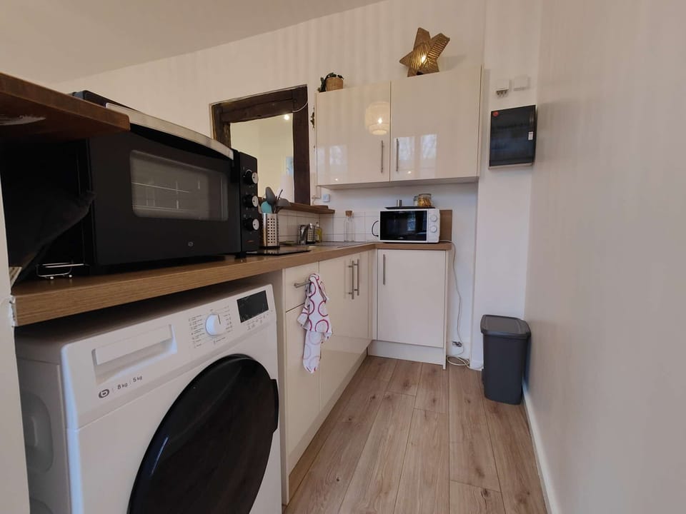 Kitchen: electric hob + mini-oven + fridge + 14l freezer + washing-machine dryer + microwave oven