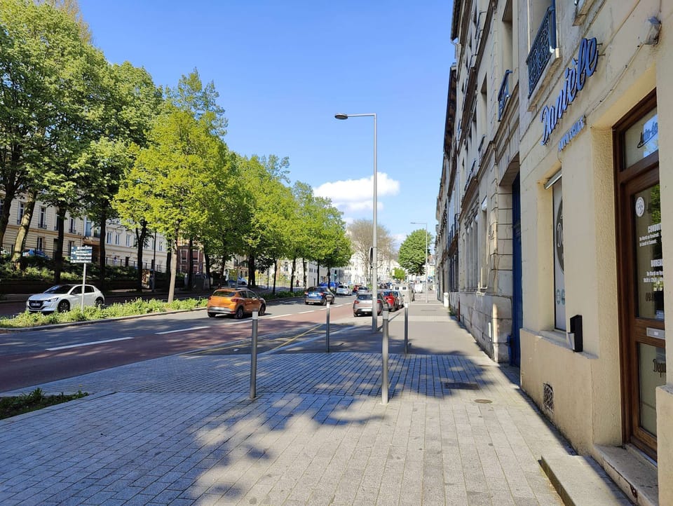Exterior view in front of building: Boulevard de la Marne