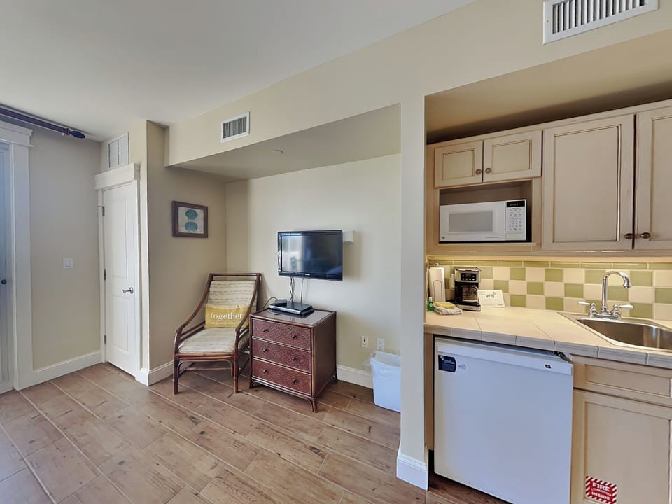 Studio - Sitting Area - Smart TV - Kitchenette