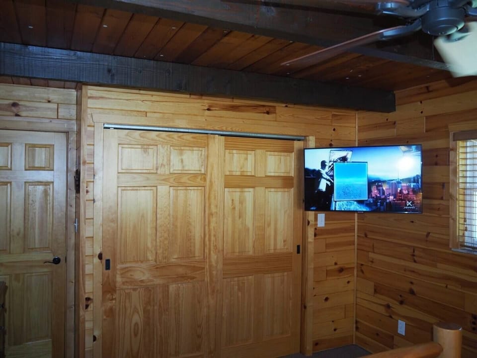 Bedroom 2 w/smart tv