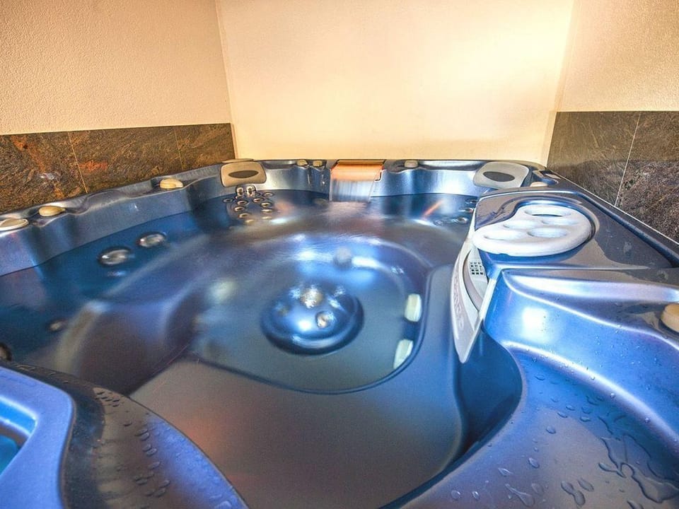Indoor spa tub