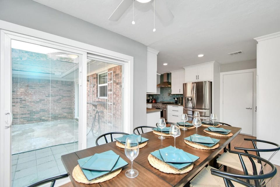 Enjoy a meal with a view in our bright and inviting dining room, seamlessly connected to the kitchen.