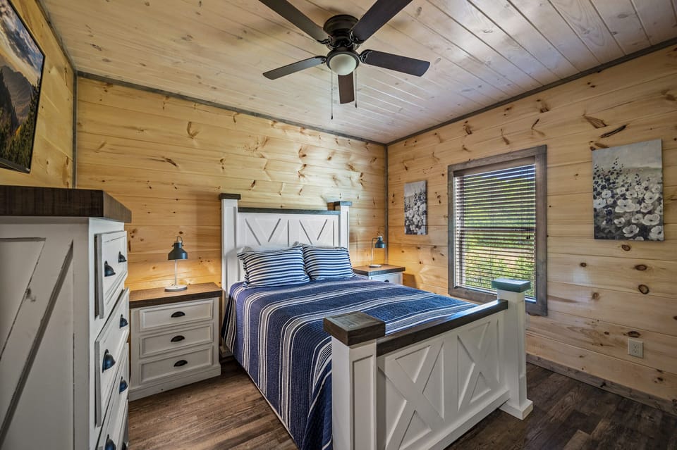 Main level bedroom, queen bed
