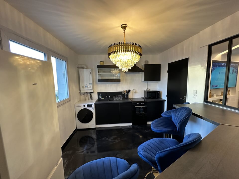 Fully Equipped and Accessorized Kitchen: Refrigerator, freezer, hot plates, oven, cooking utensils, kitchenware, microwave, toaster, Dolce Gusto coffee machine, handheld vacuum cleaner…