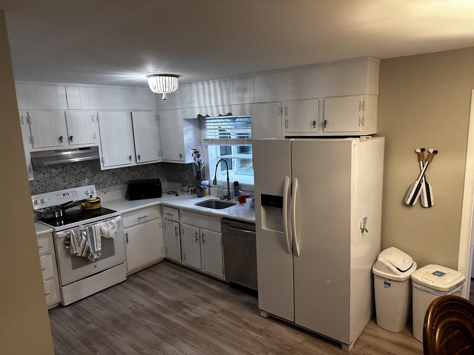 Roomy new appliances, new garden window pots&pans,toaster,kuerig,micro,platescup