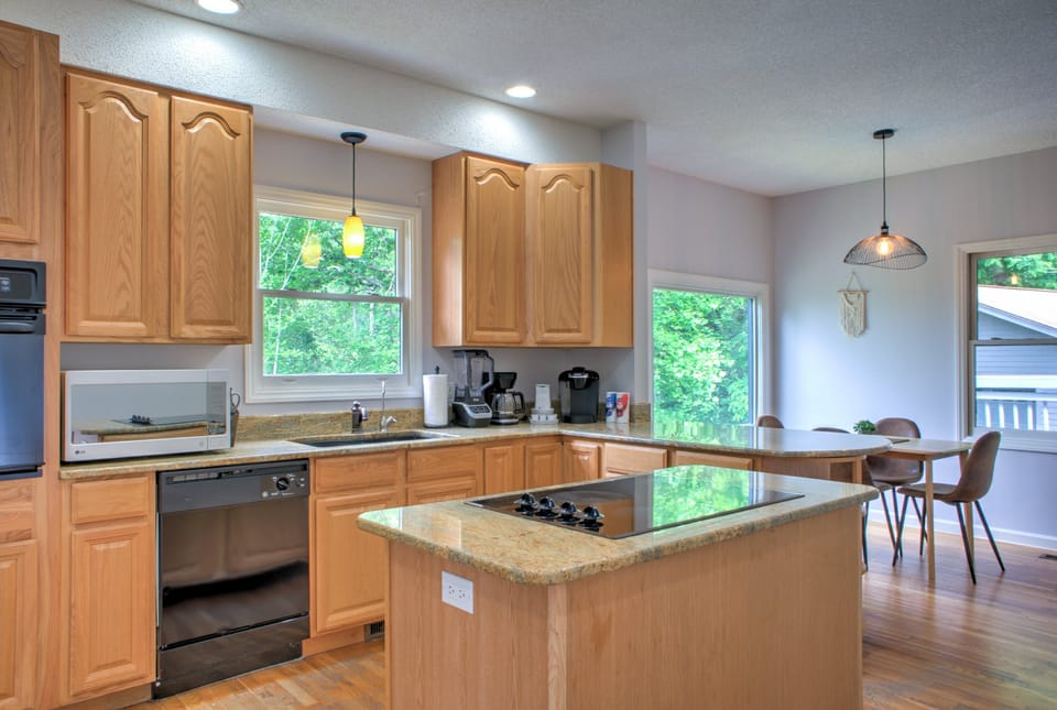 Fully Equipped Kitchen w/ Electric Cooktop