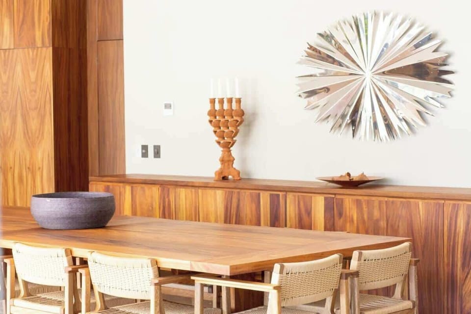 El comedor interior está junto a la cocina.